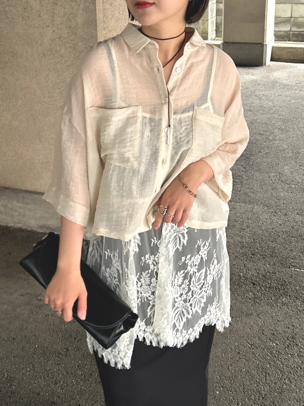 ホワイト系のシャツ/ブラウス、ホワイト系のTシャツ/カットソー、ブラック系のスカートを着用したレディースの夏コーディネートの6枚目の写真