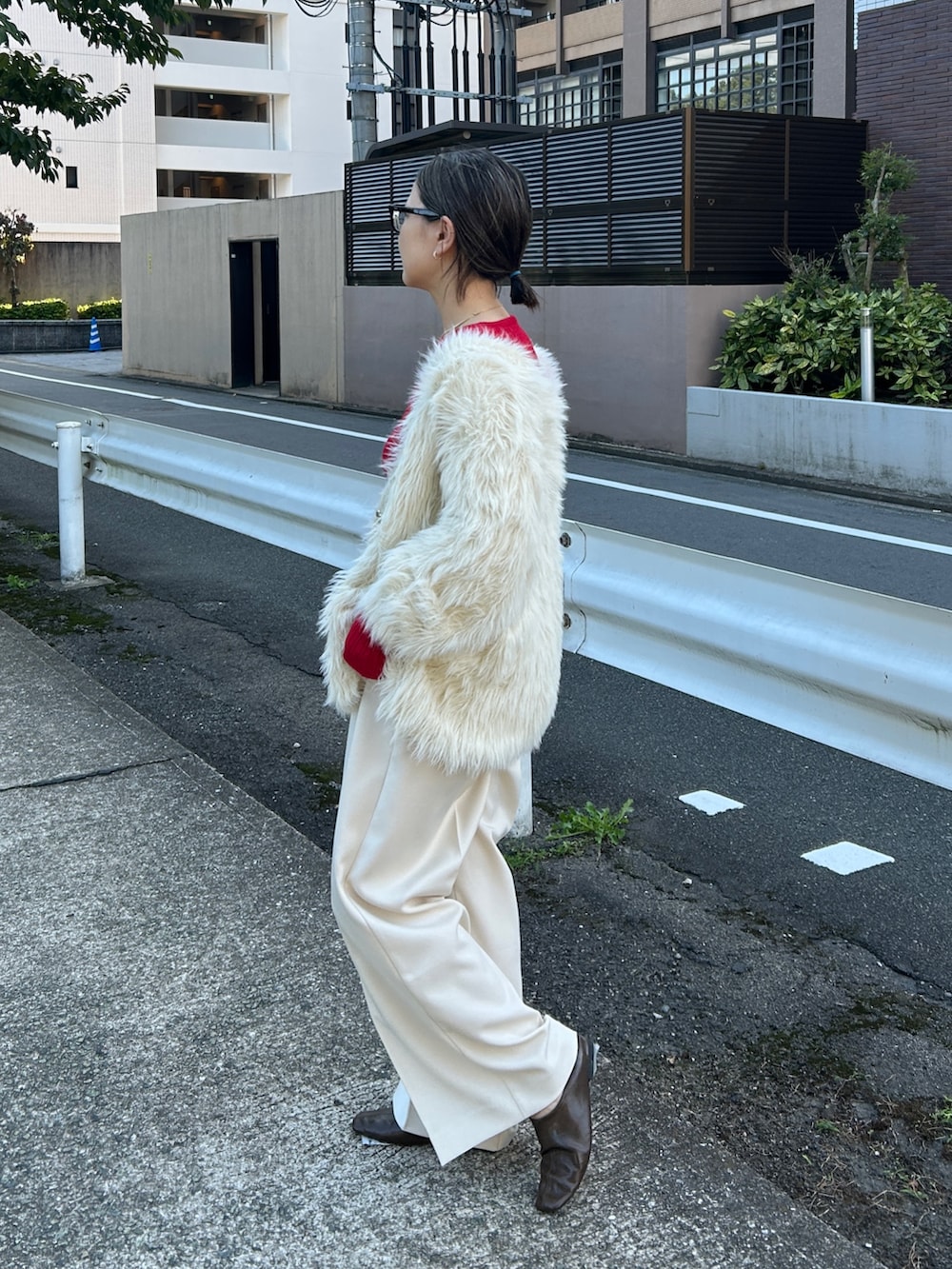 その他のカーディガン/ボレロ、レッド系のニット/セーターを着用したレディースの秋コーディネートの5枚目の写真