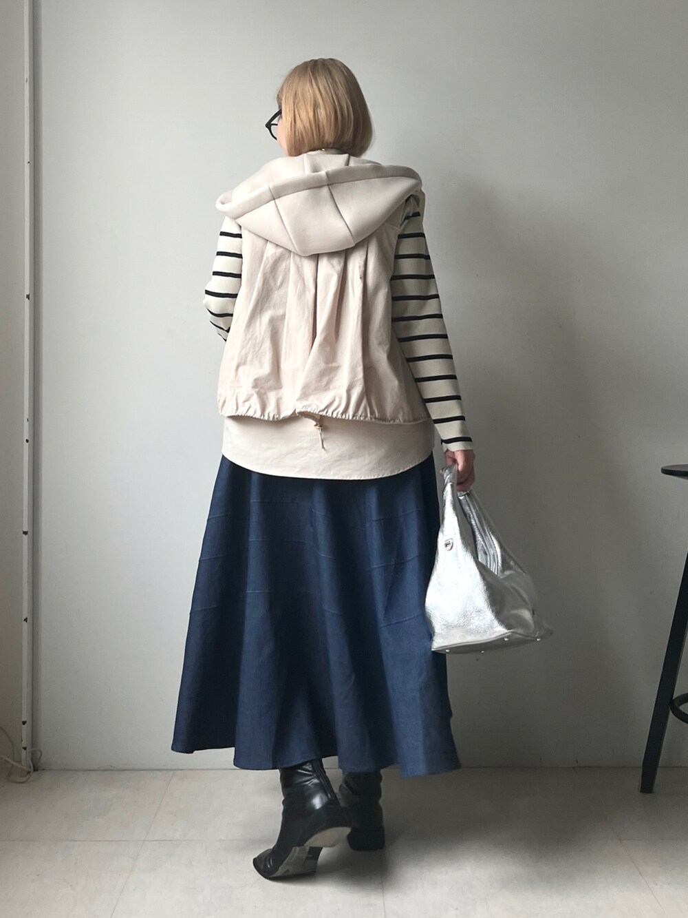 その他のニット/セーター、ホワイト系のベスト、ブルー系のデニムスカートを着用したレディースの秋コーディネートの3枚目の写真