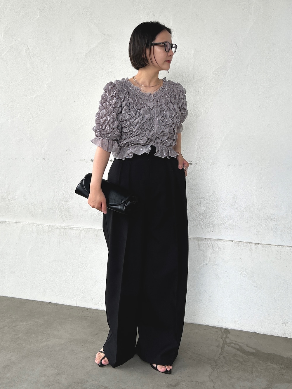 グレー系のシャツ/ブラウス、ブラック系のその他パンツを着用したレディースの夏コーディネートの2枚目の写真