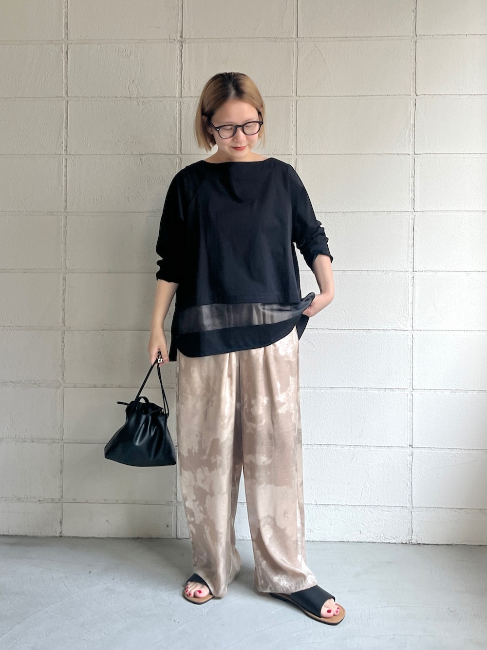 「春色、低身長、低身長コーデ、シャイニー、パンツスタイル」｜「Bou JeloudのＷシルケットシアーラインプルオーバー（Tシャツ/カットソー、ブラック系）」を使った、TSUKIさん（レディース・153cm）の春コーディネートの2枚目の写真