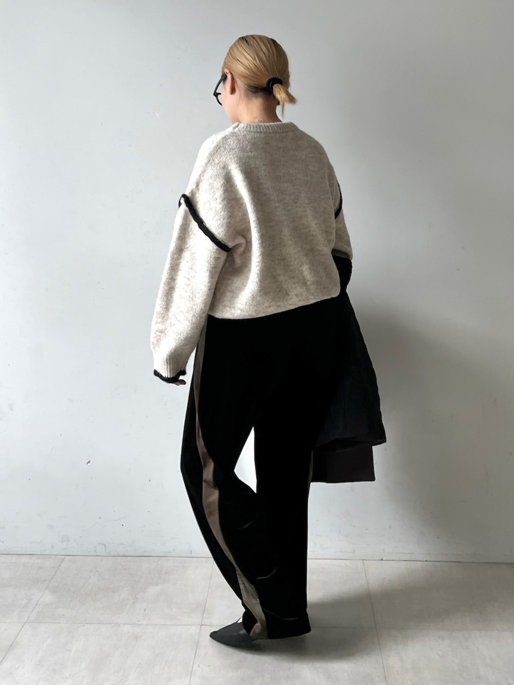 「Bou Jeloud、ニット、ベロア、ベロアパンツ、低身長、低身長コーデ」｜「Bou Jeloudの配色デザインニット（ニット/セーター、ホワイト系）」を使った、TSUKIさん（レディース・153cm）の秋コーディネートの3枚目の写真