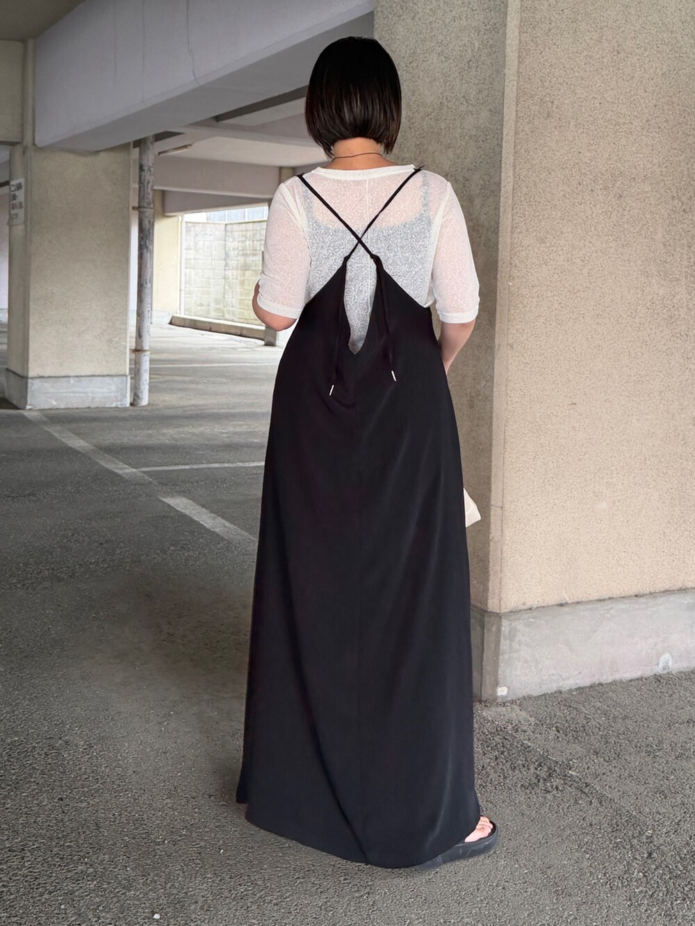 ホワイト系のTシャツ/カットソー、ブラック系のワンピースを着用したレディースの夏コーディネートの3枚目の写真