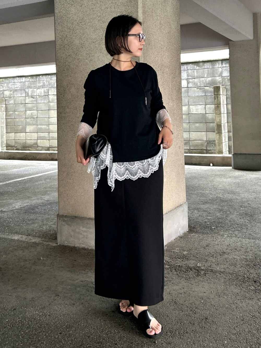 ブラック系のTシャツ/カットソー、ブラック系のスカートを着用したレディースの夏コーディネートの5枚目の写真
