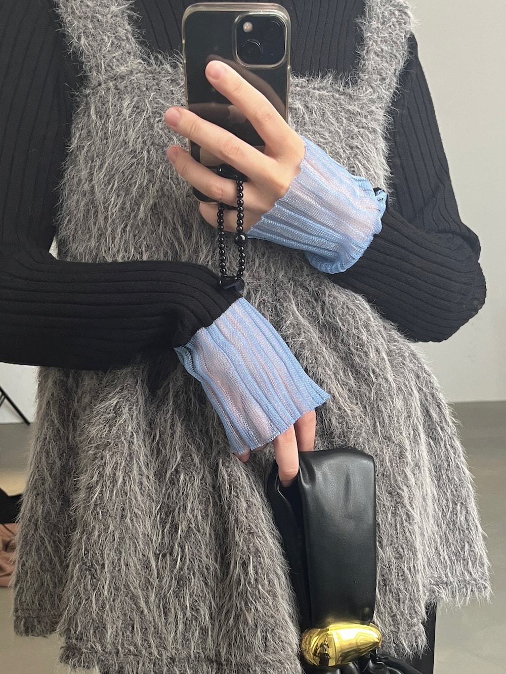 グレー系のTシャツ/カットソー、ブラック系のニット/セーターを着用したレディースの秋コーディネートの4枚目の写真