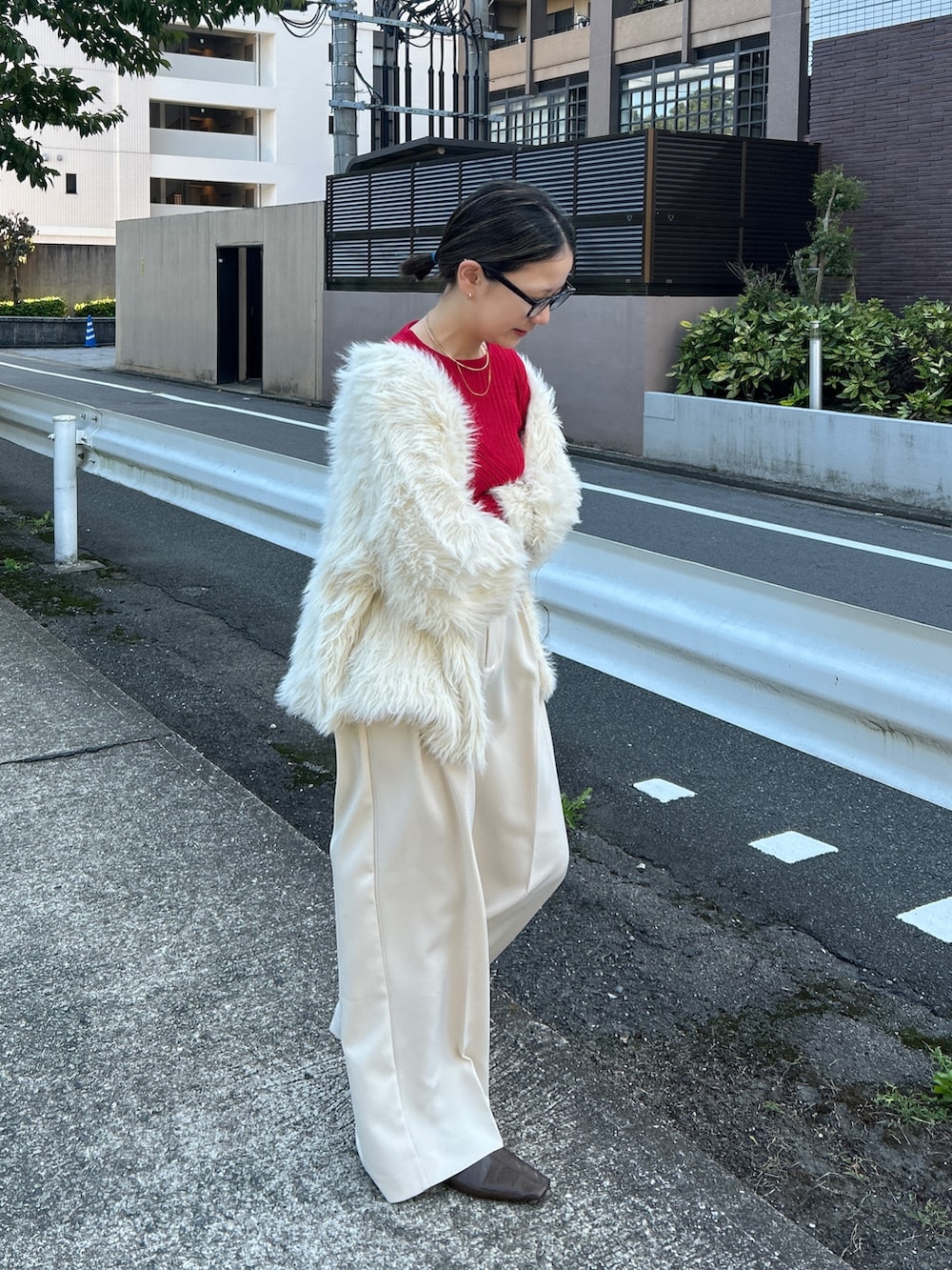 その他のカーディガン/ボレロ、レッド系のニット/セーターを着用したレディースの秋コーディネートの3枚目の写真