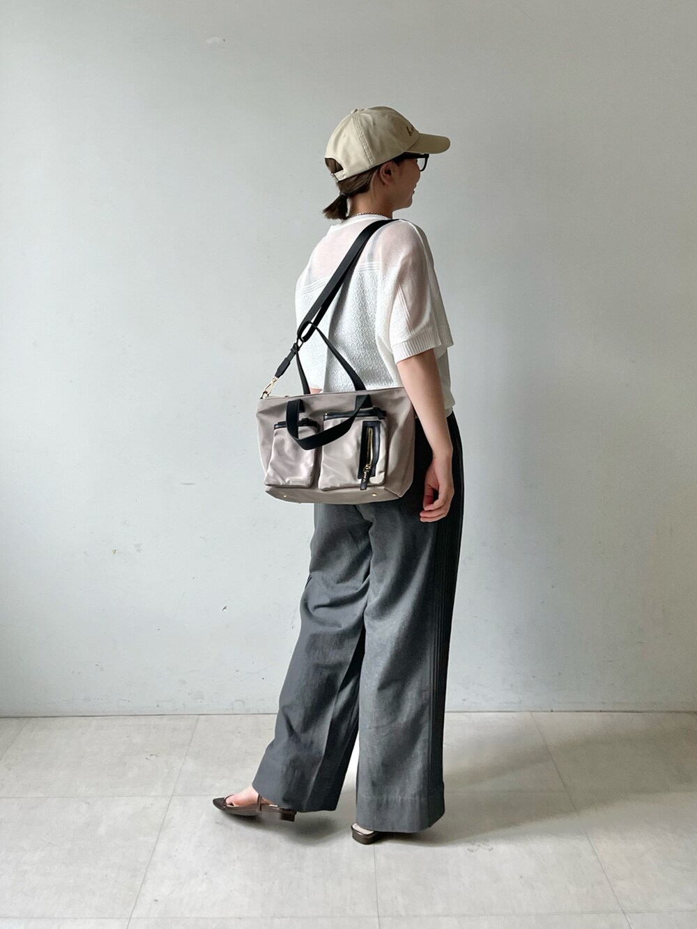 ホワイト系のTシャツ/カットソー、グレー系のその他パンツ、ベージュ系のトートバッグを着用したレディースの夏コーディネートの2枚目の写真