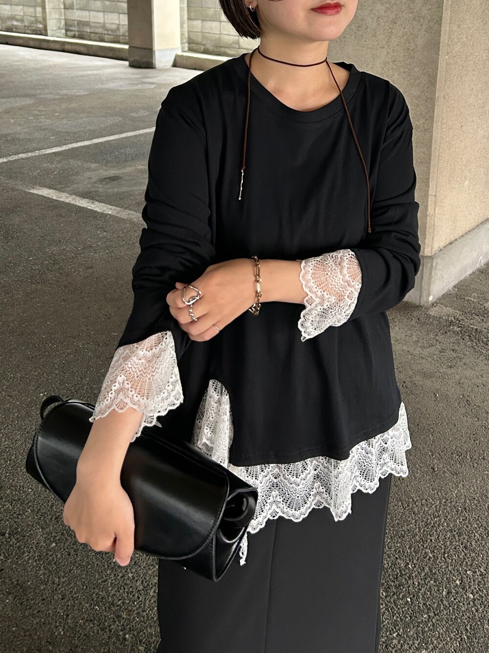 ブラック系のTシャツ/カットソー、ブラック系のスカートを着用したレディースの夏コーディネートの6枚目の写真