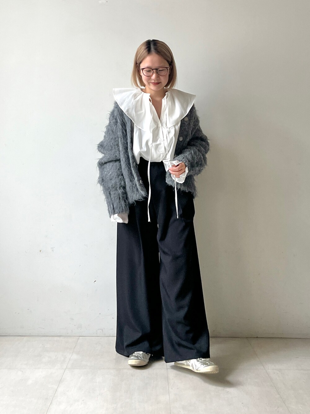 「低身長、低身長コーデ、シャツスタイル」｜「Bou Jeloudのフリルブラウス（シャツ/ブラウス、ホワイト系）」を使った、TSUKIさん（レディース・153cm）の冬コーディネートの2枚目の写真