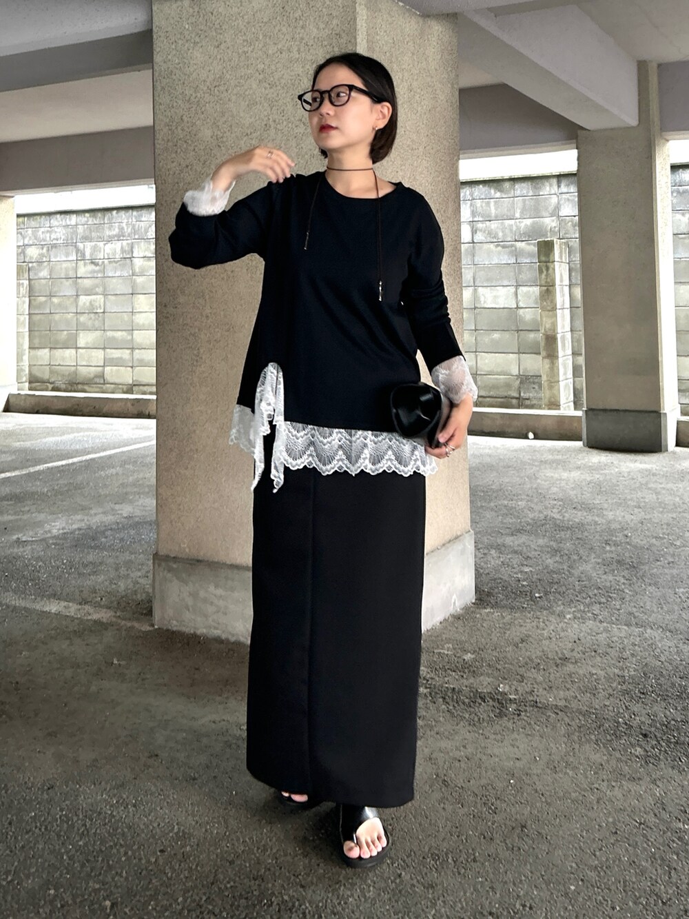 ブラック系のTシャツ/カットソー、ブラック系のスカートを着用したレディースの夏コーディネートの2枚目の写真