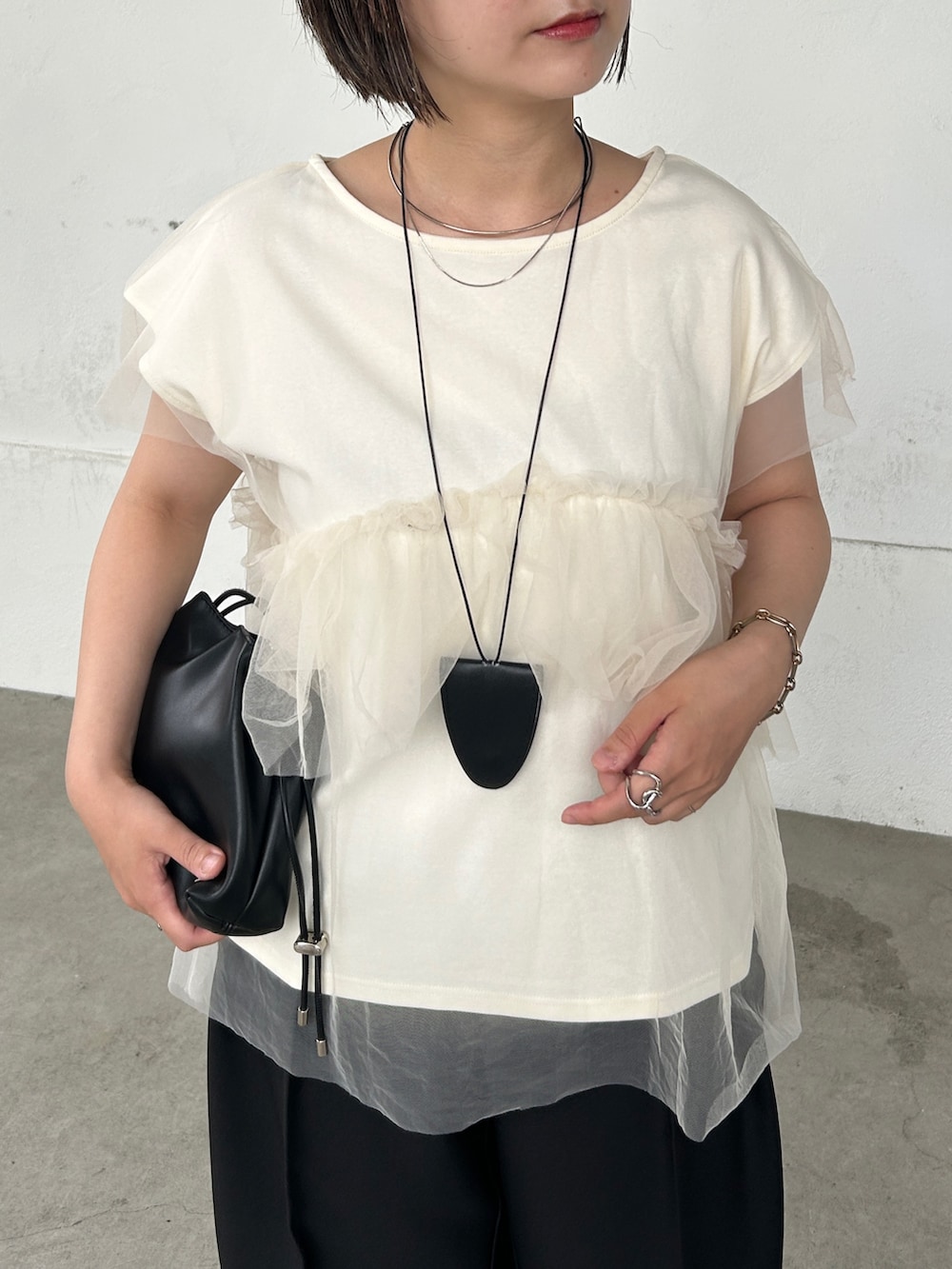 ホワイト系のTシャツ/カットソー、ブラック系のその他パンツを着用したレディースの夏コーディネートの3枚目の写真