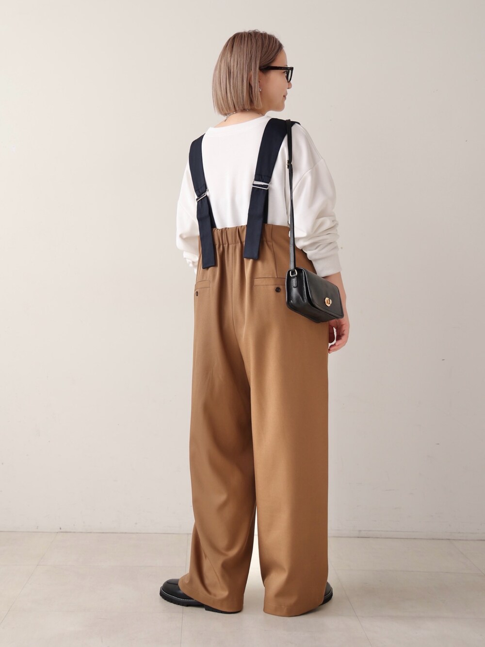 ホワイト系のTシャツ/カットソー、その他のサロペット/オーバーオールを着用したレディースの冬コーディネートの2枚目の写真