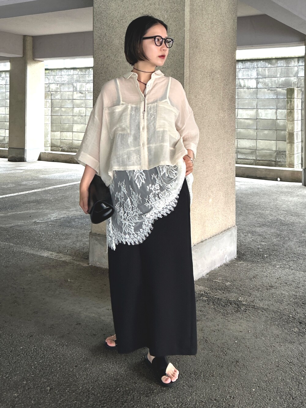 ホワイト系のシャツ/ブラウス、ホワイト系のTシャツ/カットソー、ブラック系のスカートを着用したレディースの夏コーディネートの2枚目の写真