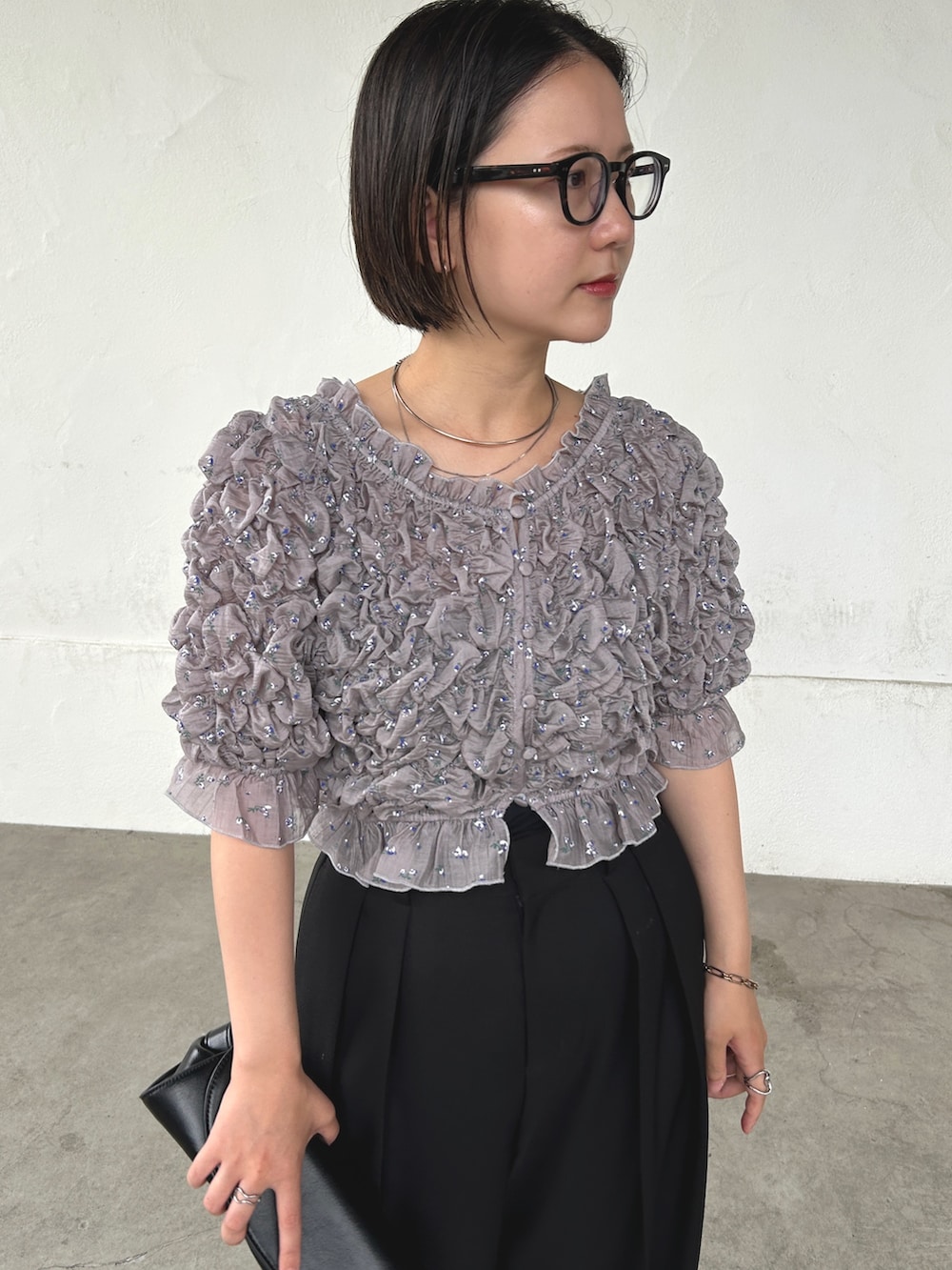 グレー系のシャツ/ブラウス、ブラック系のその他パンツを着用したレディースの夏コーディネートの3枚目の写真