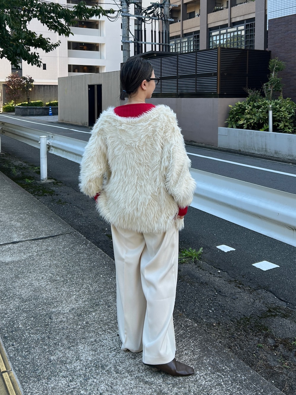 その他のカーディガン/ボレロ、レッド系のニット/セーターを着用したレディースの秋コーディネートの4枚目の写真