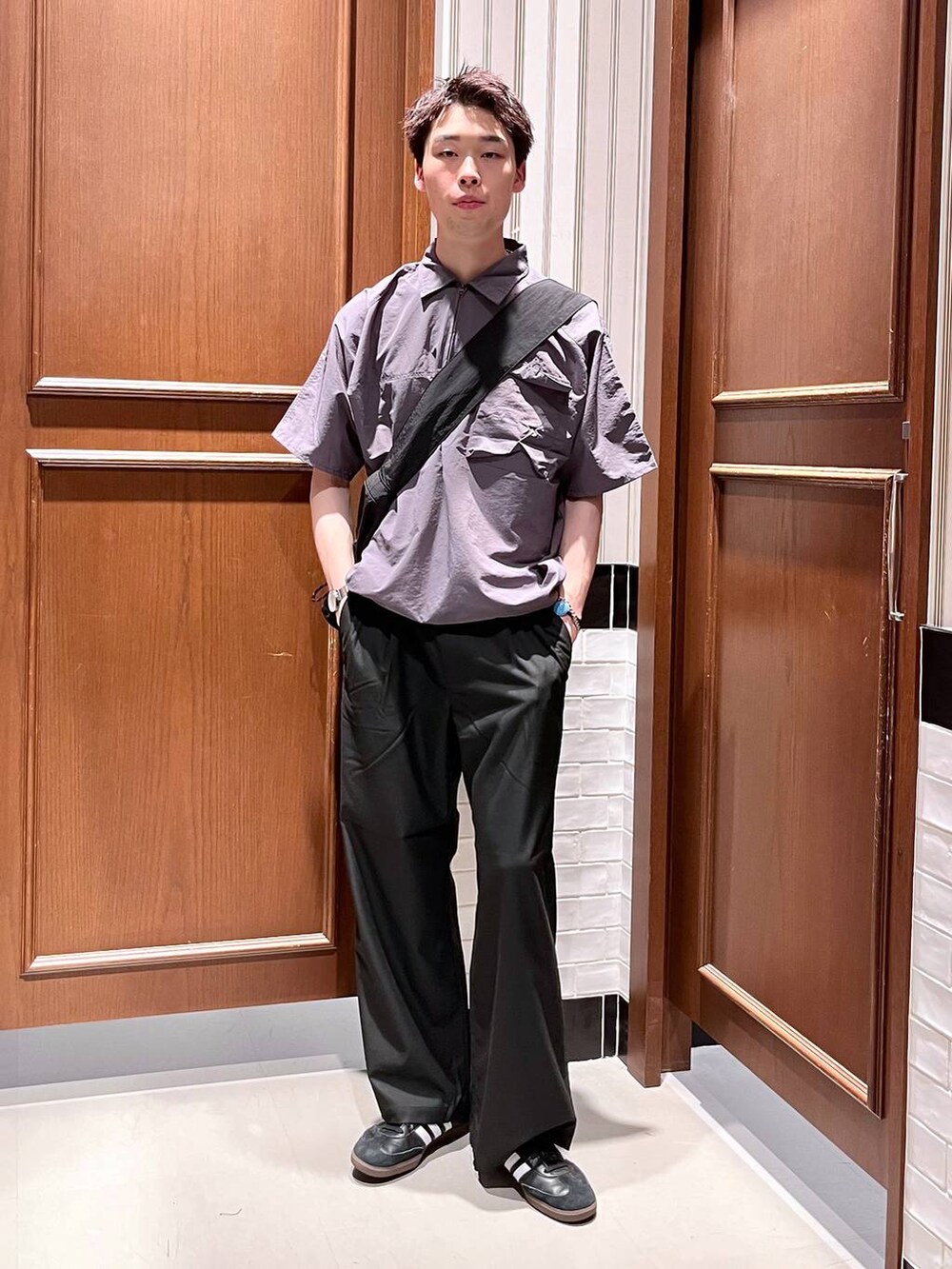 ブラック系のスラックス、ブラック系のショルダーバッグを着用したメンズの夏コーディネートの6枚目の写真