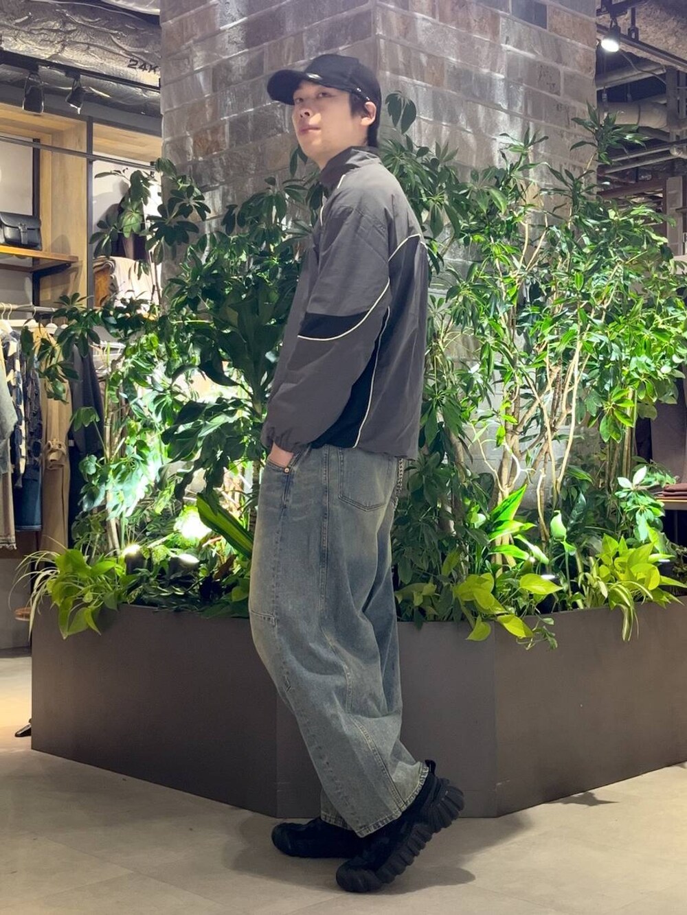 ブルー系のデニムパンツ、グレー系のスウェットを着用したメンズの秋コーディネートの3枚目の写真