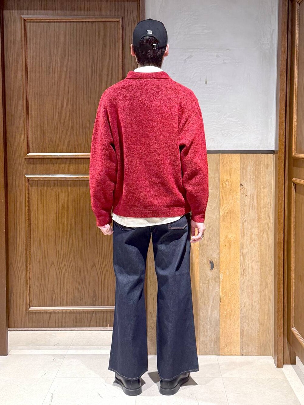 ブルー系のデニムパンツ、ホワイト系のシャツ/ブラウス、レッド系のポロシャツを着用したメンズの冬コーディネートの4枚目の写真