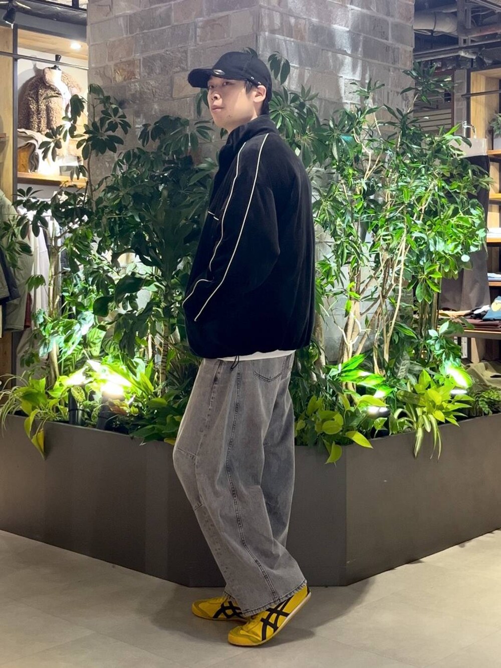 ブラック系のダウンジャケット/コート、グレー系のデニムパンツ、ホワイト系のスウェットを着用したメンズの冬コーディネートの2枚目の写真