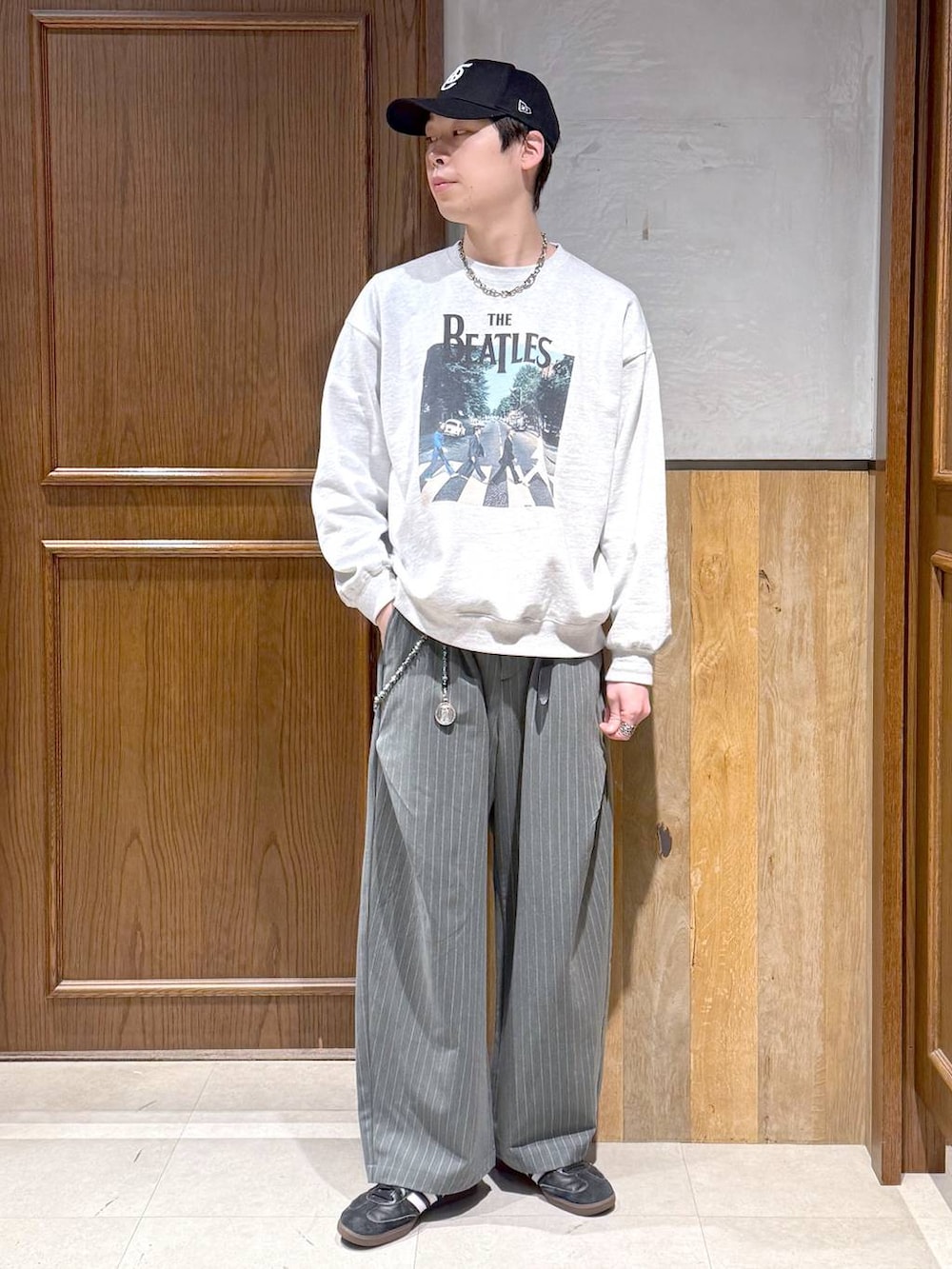 その他のスウェット、グレー系のスラックスを着用したメンズの冬コーディネートの7枚目の写真