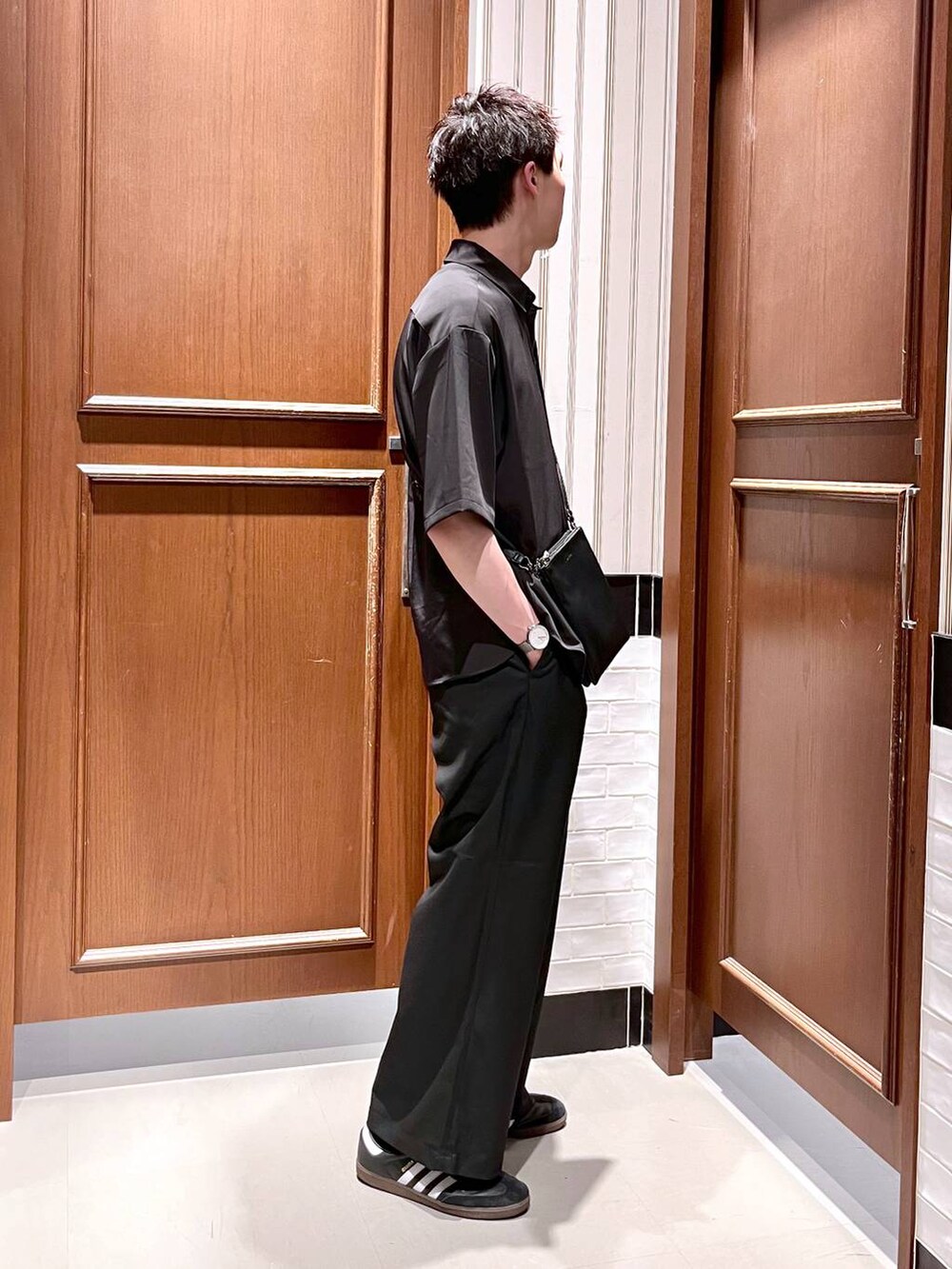 ブラック系のスラックス、ブラック系のショルダーバッグ、ブラック系のシャツ/ブラウスを着用したメンズの夏コーディネートの4枚目の写真