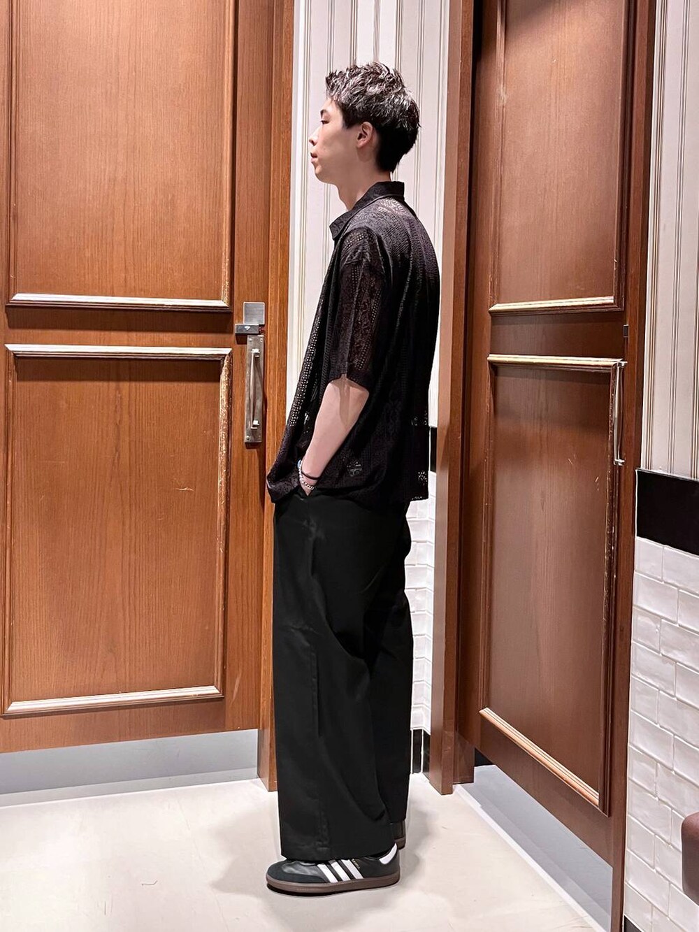 ブラック系のスラックス、ブラック系のシャツ/ブラウスを着用したメンズの夏コーディネートの3枚目の写真