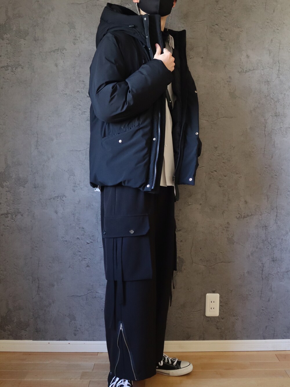 グレー系のシャツ/ブラウス、ブラック系のダウンジャケット/コート、ブラック系のカーゴパンツを着用したメンズの冬コーディネートの2枚目の写真