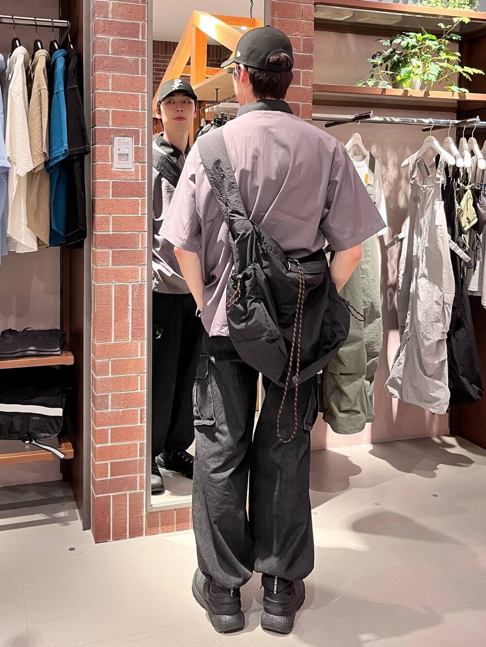 グレー系のデニムパンツ、ブラック系のショルダーバッグ、グレー系のシャツ/ブラウスを着用したメンズの夏コーディネートの4枚目の写真