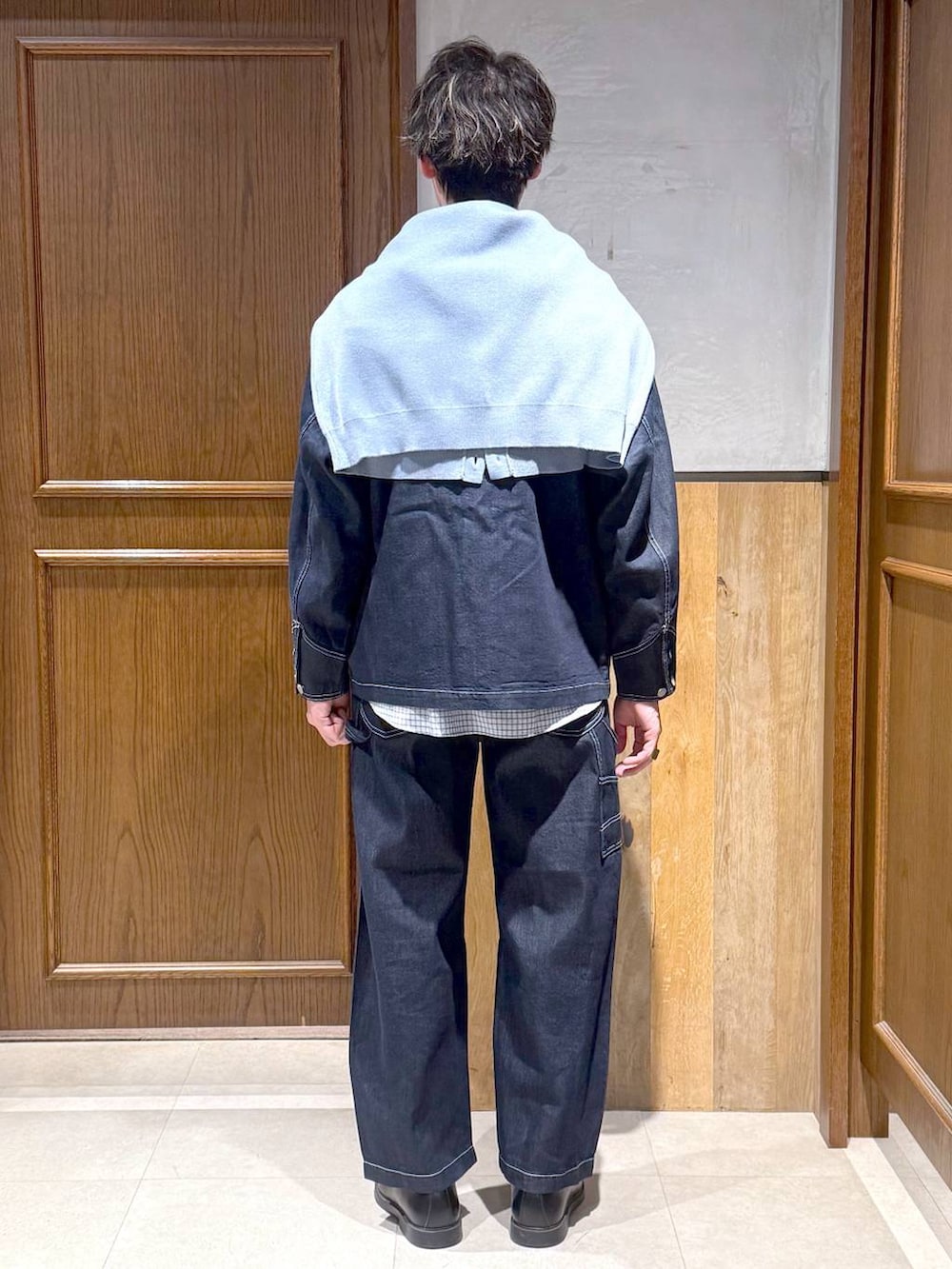 ブルー系のシャツ/ブラウス、ブルー系のデニムパンツ、ブルー系のデニムジャケットを着用したメンズの冬コーディネートの4枚目の写真