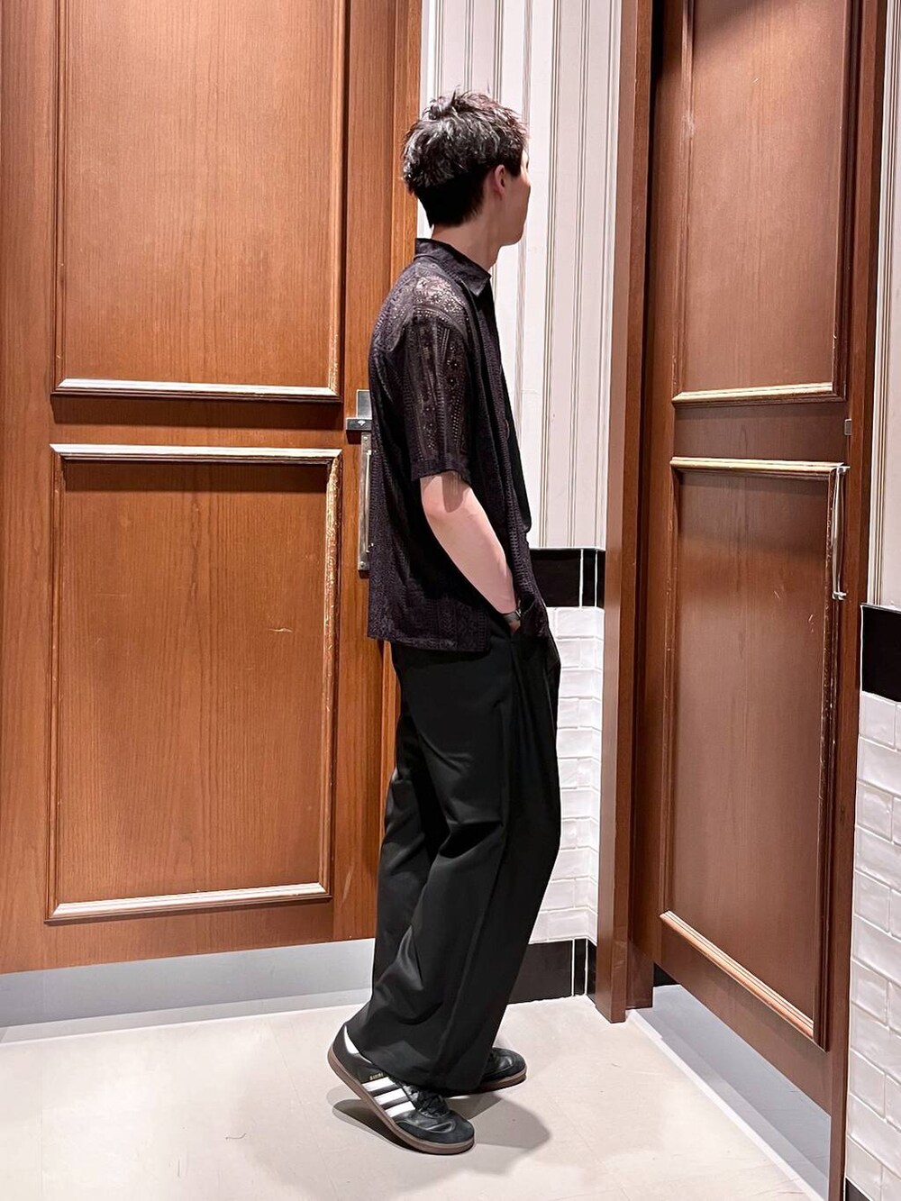 ブラック系のスラックス、ブラック系のシャツ/ブラウスを着用したメンズの夏コーディネートの5枚目の写真