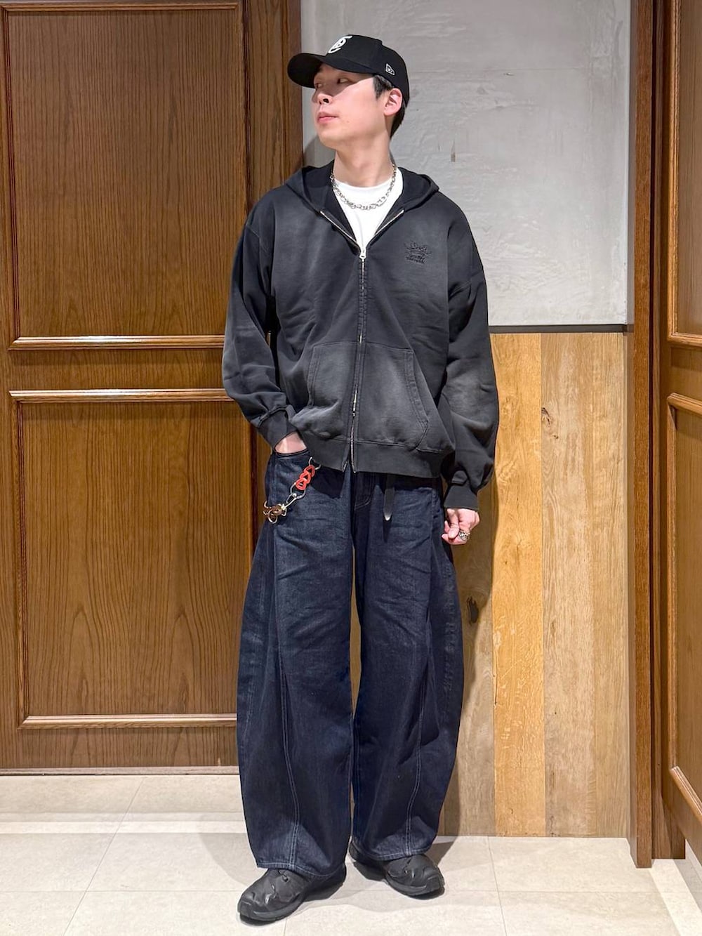 ホワイト系のTシャツ/カットソー、ブラック系のパーカー、ブルー系のデニムパンツを着用したメンズの春コーディネートの5枚目の写真