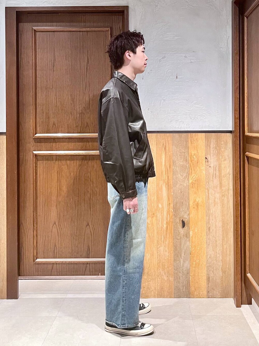 ブラウン系のシャツ/ブラウス、ブルー系のデニムパンツ、ブラウン系のブルゾンを着用したメンズの秋コーディネートの3枚目の写真