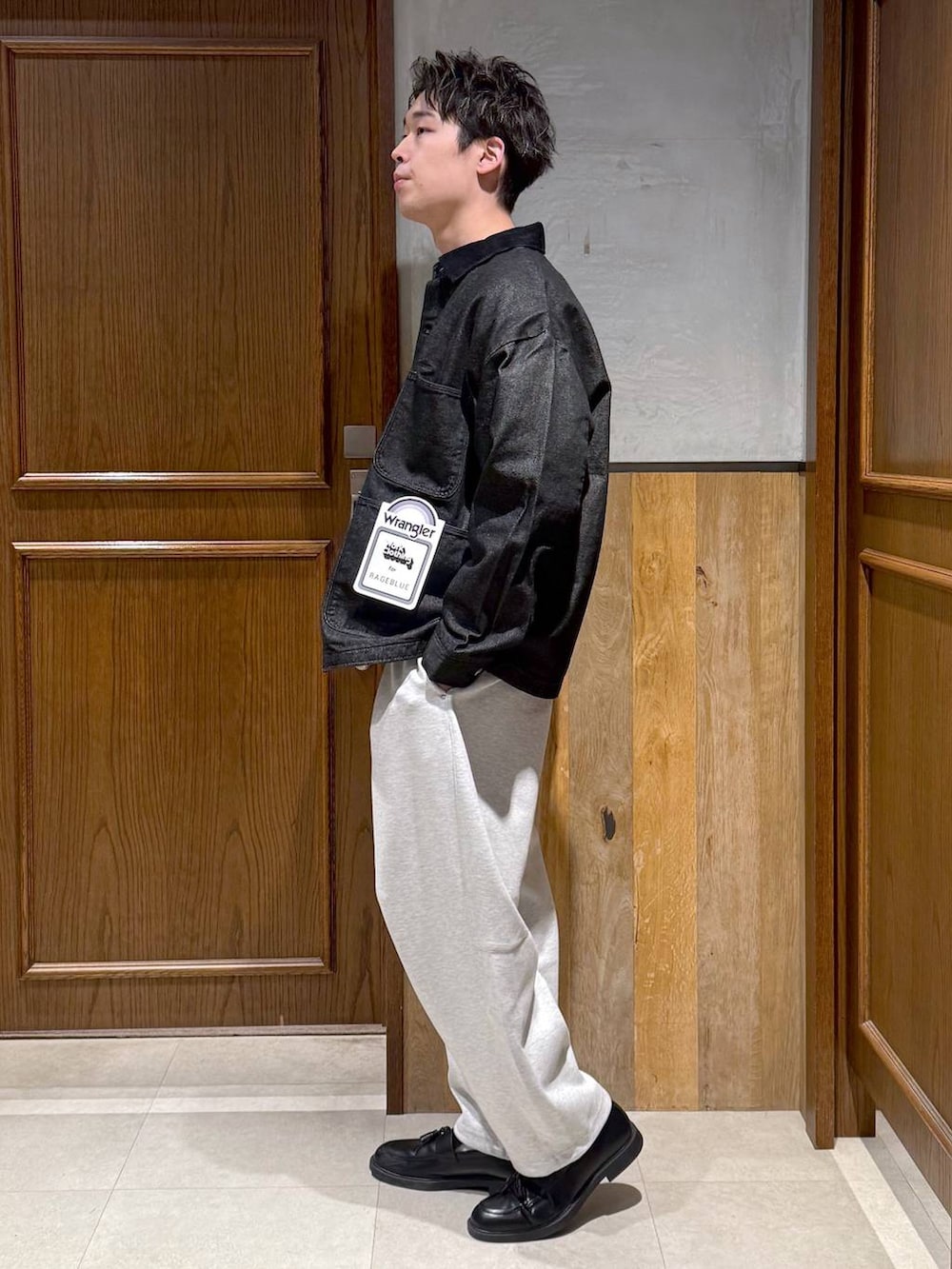 ブラック系のブルゾン、ブラック系のニット/セーター、グレー系のスウェットパンツを着用したメンズの冬コーディネートの4枚目の写真