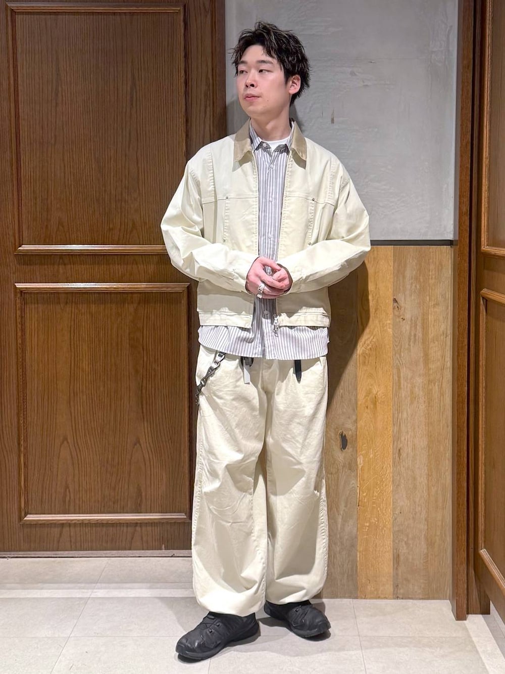 ホワイト系のスラックス、ホワイト系のブルゾン、ホワイト系のシャツ/ブラウスを着用したメンズの春コーディネートの2枚目の写真