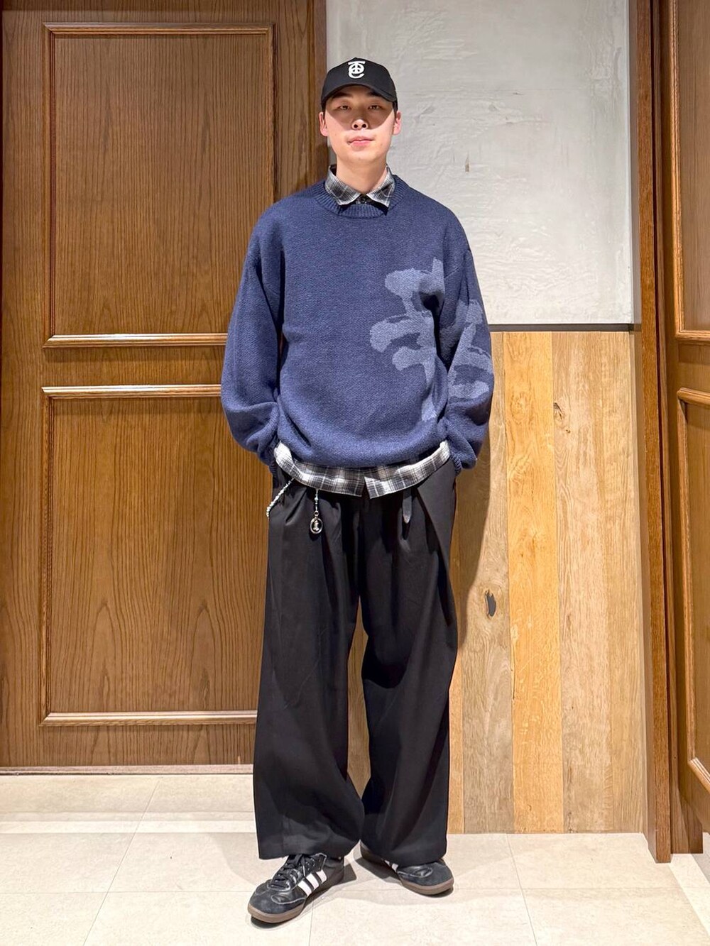 ブラック系のシャツ/ブラウス、ブラック系のスラックス、ブルー系のニット/セーターを着用したメンズの秋コーディネートの7枚目の写真