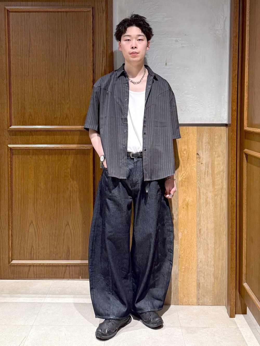 ブルー系のデニムパンツ、グレー系のシャツ/ブラウスを着用したメンズの春コーディネートの2枚目の写真