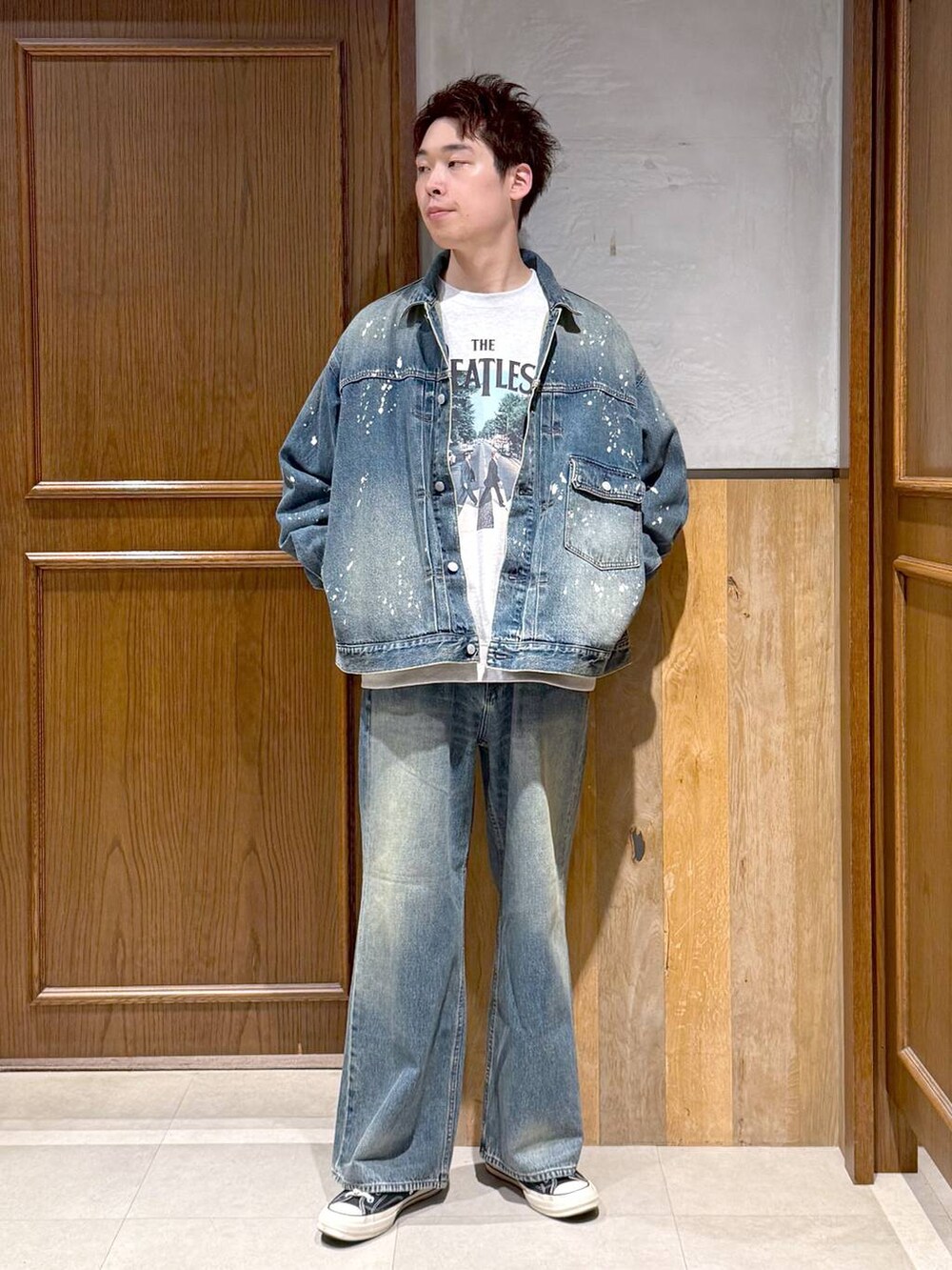 ブルー系のデニムパンツ、ブルー系のデニムジャケットを着用したメンズの秋コーディネートの6枚目の写真