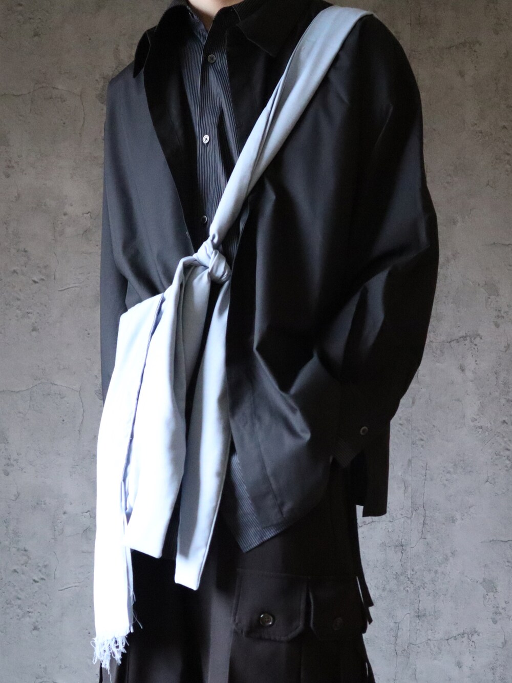 ブラック系のシャツ/ブラウス、ブルー系のショルダーバッグ、ブラック系のカーゴパンツを着用したメンズの秋コーディネートの2枚目の写真