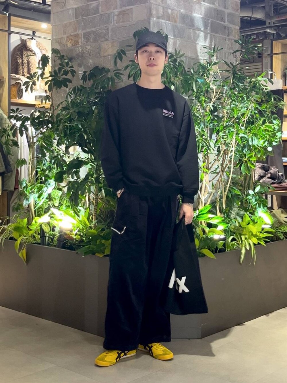 ブラック系のトートバッグ、ブラック系のカーゴパンツ、ブラック系のスウェットを着用したメンズの秋コーディネートの6枚目の写真