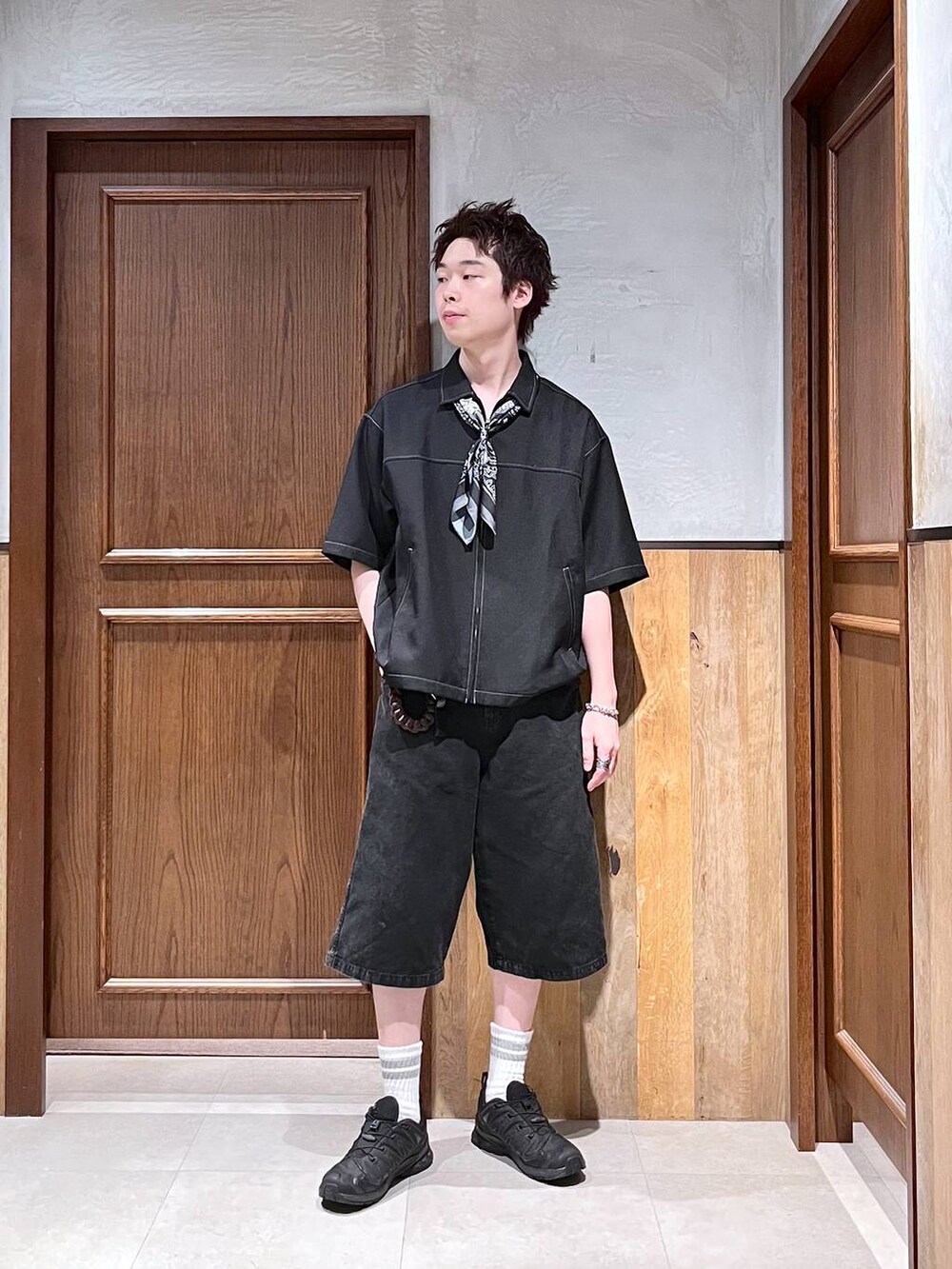 ブラック系のスニーカー、ブラック系のシャツ/ブラウス、ブラック系のその他パンツを着用したメンズの夏コーディネートの2枚目の写真