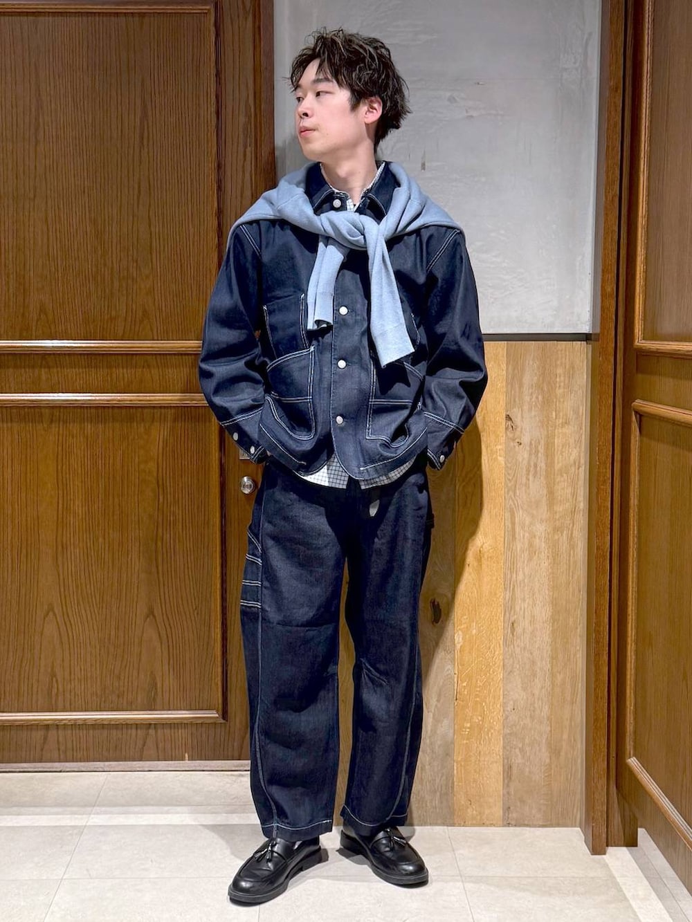 ブルー系のシャツ/ブラウス、ブルー系のデニムパンツ、ブルー系のデニムジャケットを着用したメンズの冬コーディネートの7枚目の写真