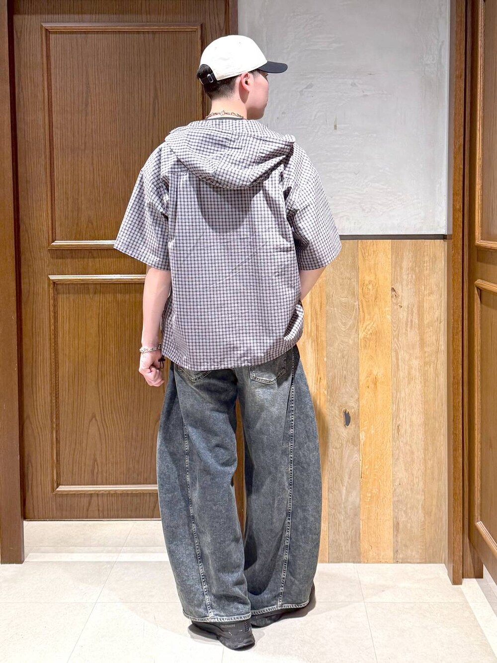 ブルー系のデニムパンツ、ブラック系のシャツ/ブラウス、ブルー系のキャップを着用したメンズの春コーディネートの4枚目の写真
