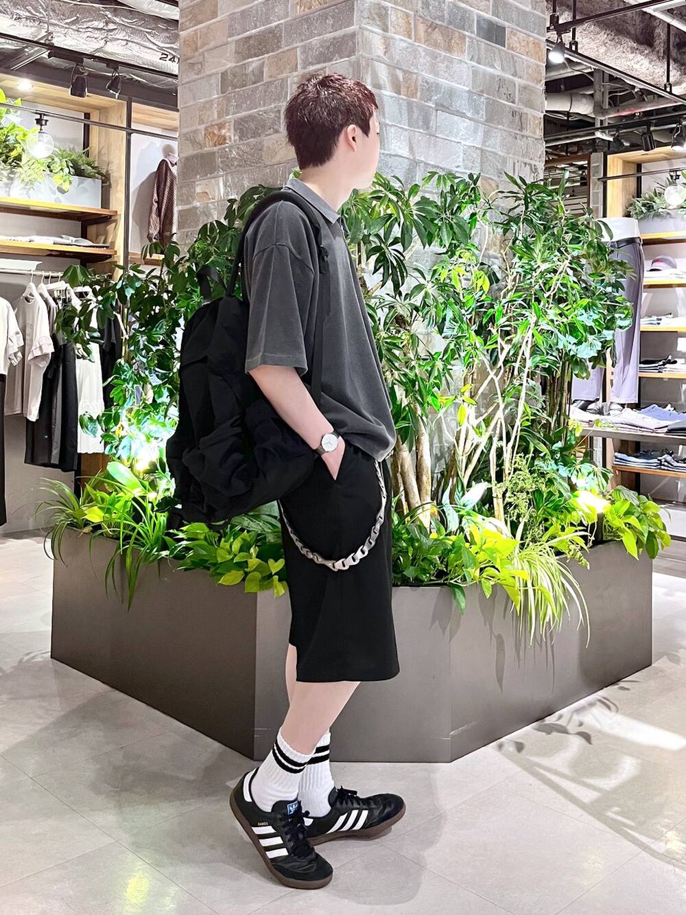 ブラック系のバックパック/リュック、ブラック系のスラックス、ホワイト系のタンクトップを着用したメンズの夏コーディネートの5枚目の写真