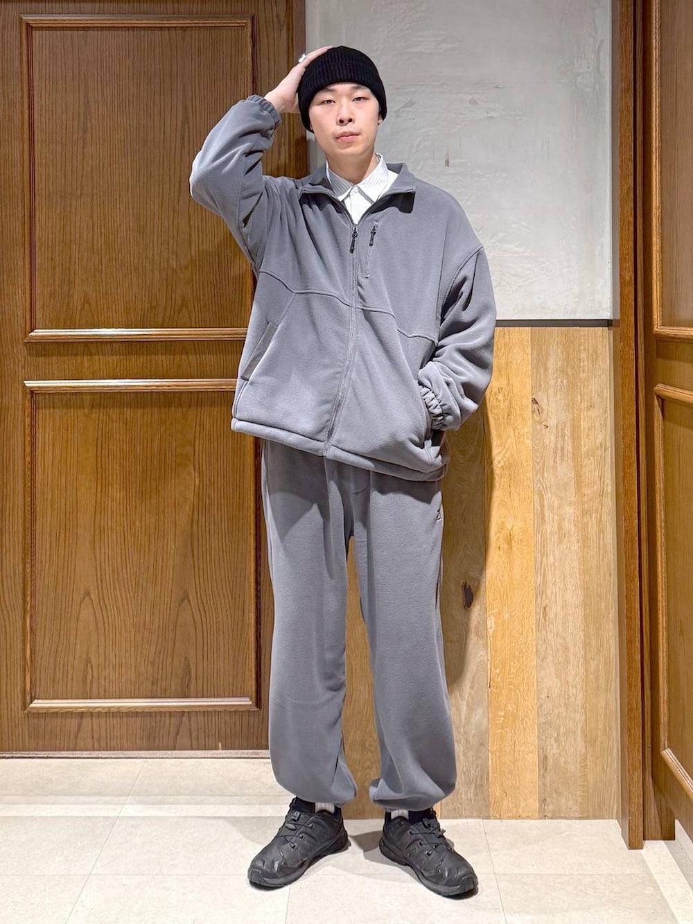 ブルー系のシャツ/ブラウス、グレー系のブルゾンを着用したメンズの秋コーディネートの2枚目の写真