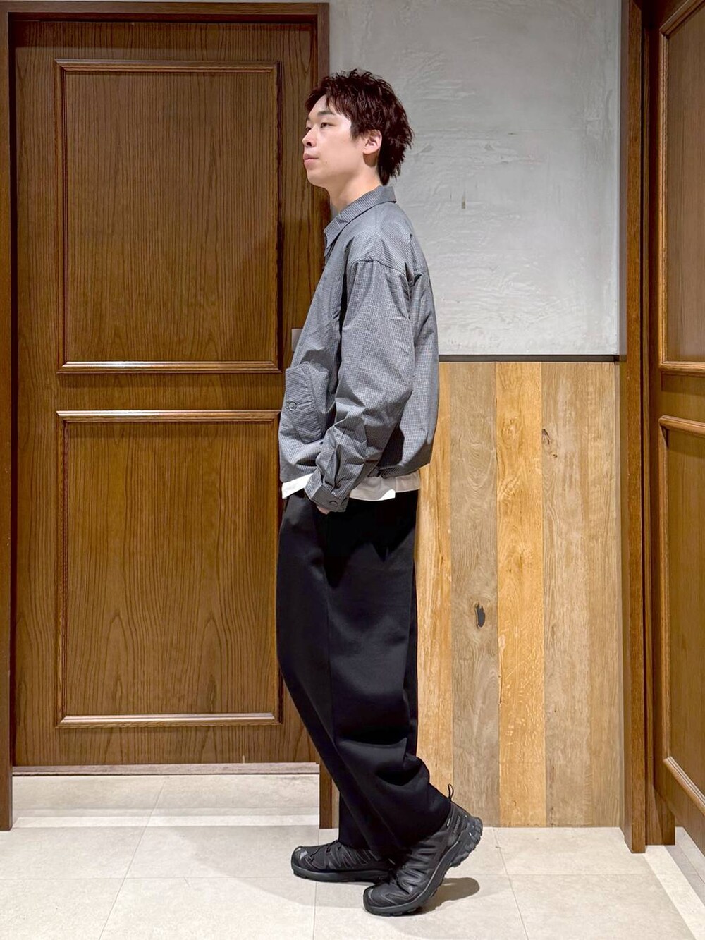 グレー系のシャツ/ブラウス、ホワイト系のTシャツ/カットソー、ブラック系のスウェットパンツを着用したメンズの秋コーディネートの3枚目の写真