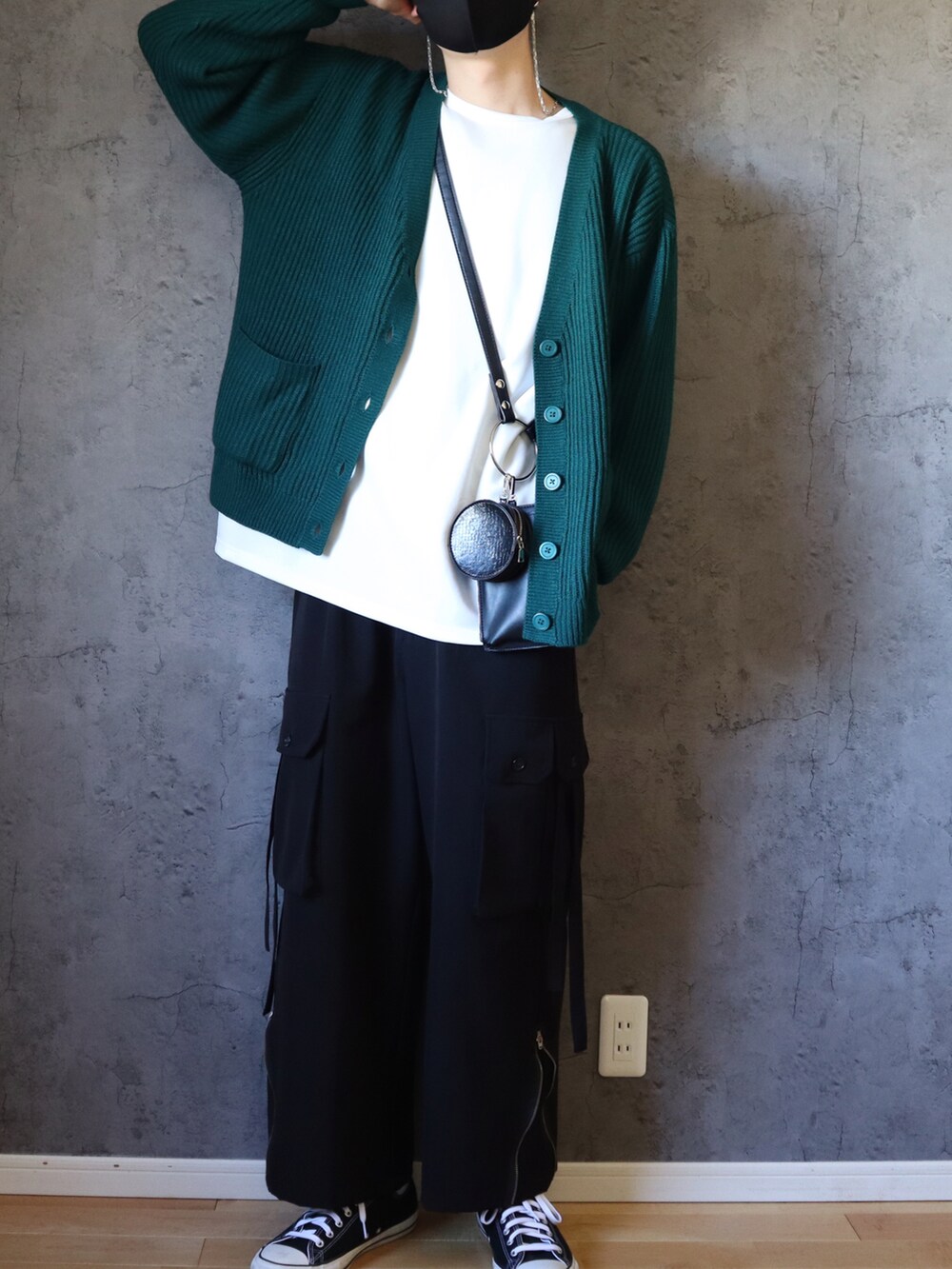ブラック系のカーゴパンツ、グリーン系のカーディガン/ボレロ、ホワイト系のTシャツ/カットソーを着用したメンズの冬コーディネートの2枚目の写真