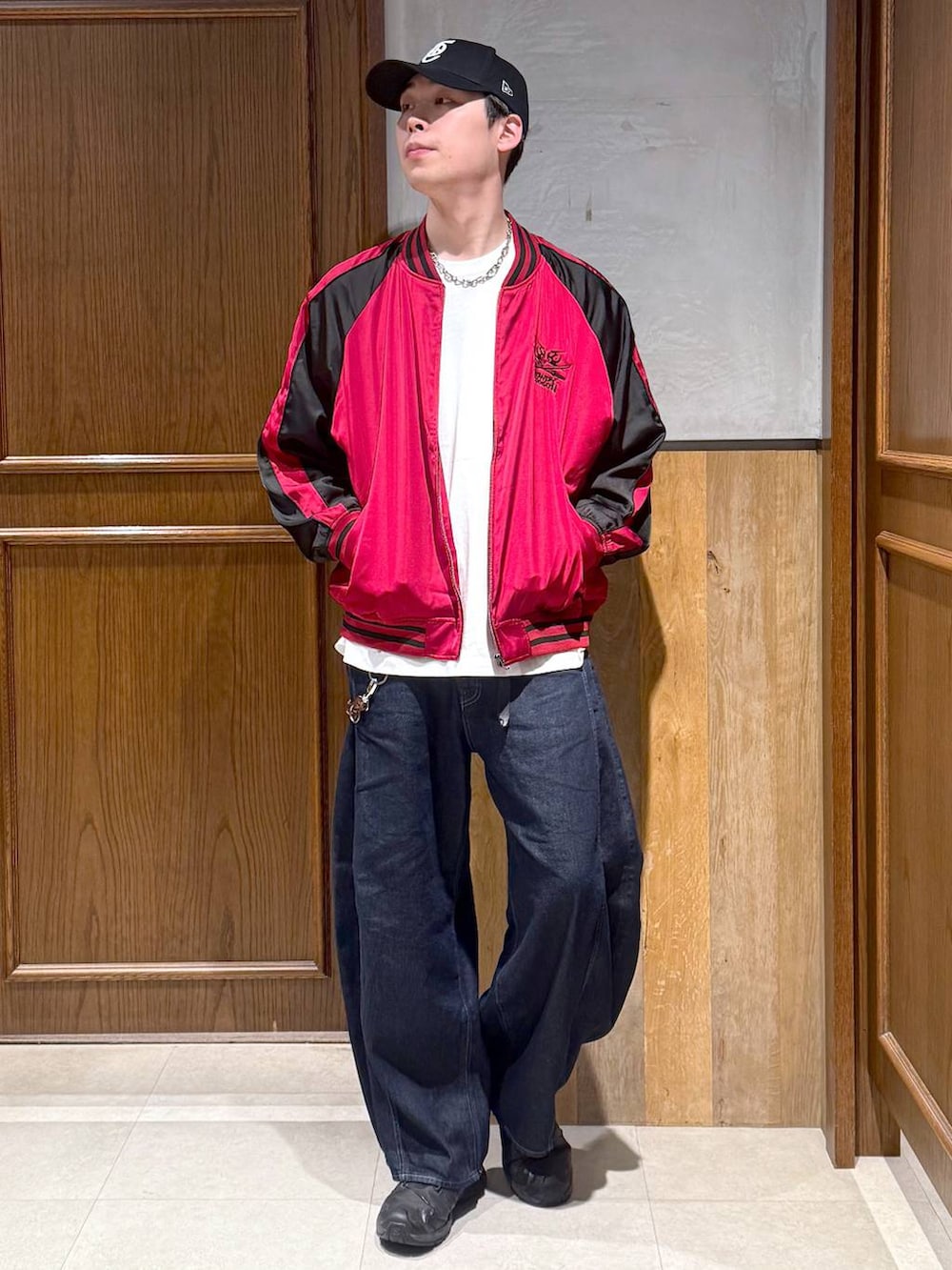 ホワイト系のTシャツ/カットソー、レッド系のスカジャン、ブルー系のデニムパンツを着用したメンズの春コーディネートの5枚目の写真