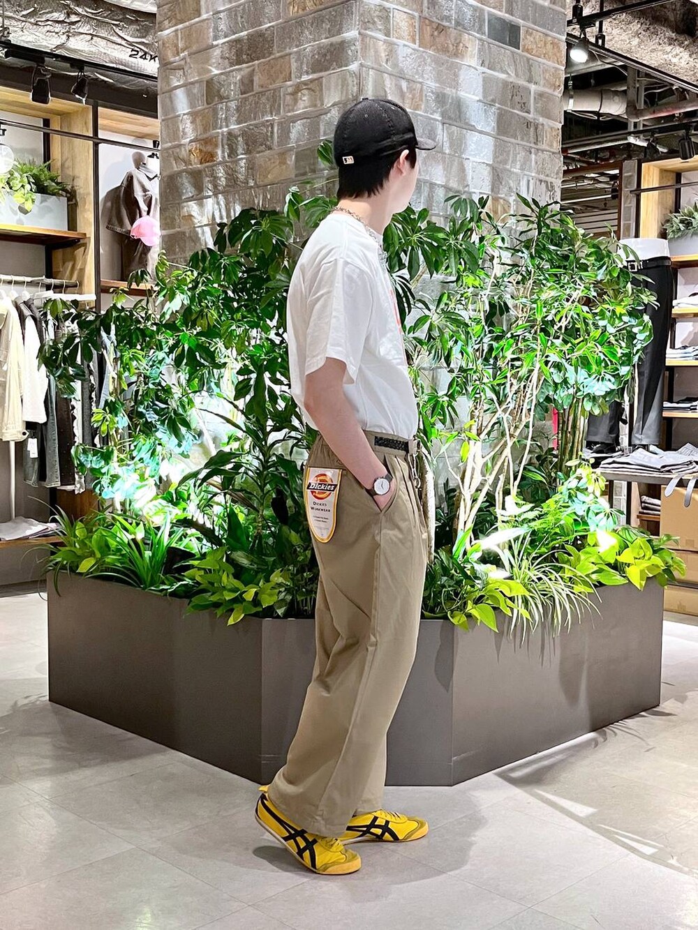 ベージュ系のチノパンツ、ホワイト系のTシャツ/カットソーを着用したメンズの春コーディネートの3枚目の写真