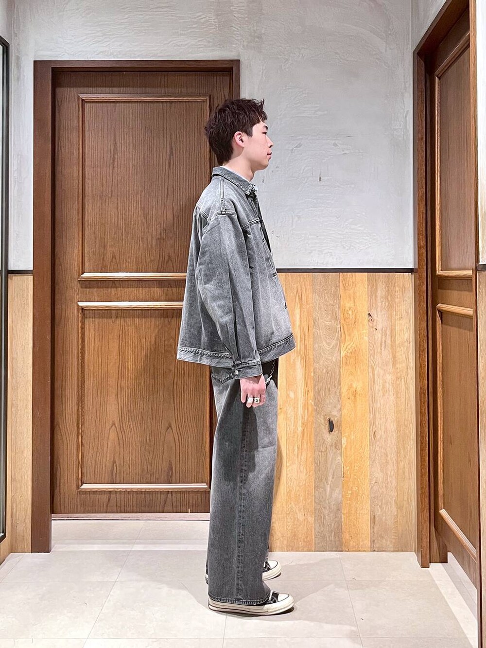 グレー系のデニムパンツ、グレー系のデニムジャケット、ブルー系のシャツ/ブラウスを着用したメンズの夏コーディネートの5枚目の写真