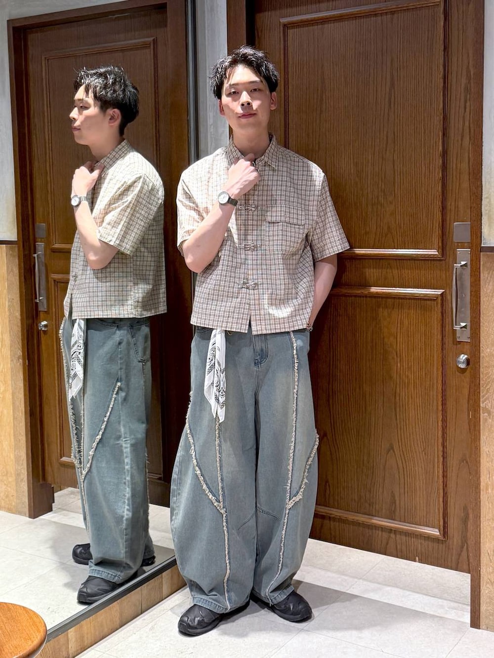 ブルー系のデニムパンツ、ベージュ系のシャツ/ブラウスを着用したメンズの夏コーディネートの2枚目の写真